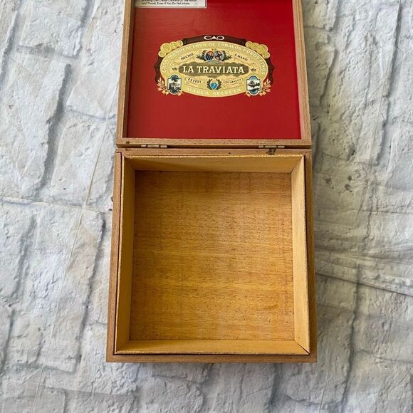 La Traviata wooden cigar box collectible with latch closure 8x8 - Picture 7 of 11